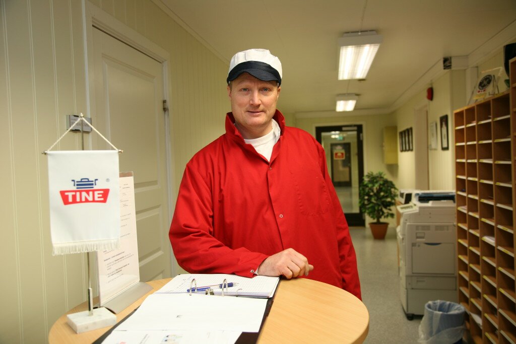 Knut Bakken valgte industri foran gårdsdrift i 2008. Nå er han ysterimedarbeider og lager hvitost av melka som hans tidligere kolleger produserer. (Foto: Lill-Karin Nyland)